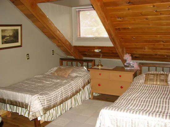 Twin bedroom in the upstairs suite
